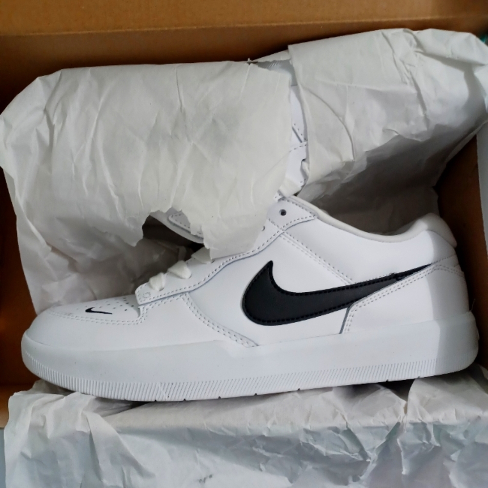 Nike Women's White and Black Sneakers